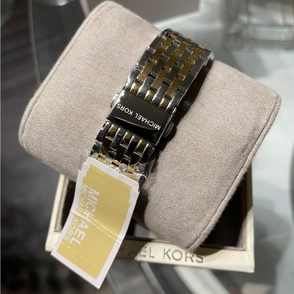 It’s new , woman darci gold and silver stainless steel bracelet Watch 39mm - Picture 3 of 3